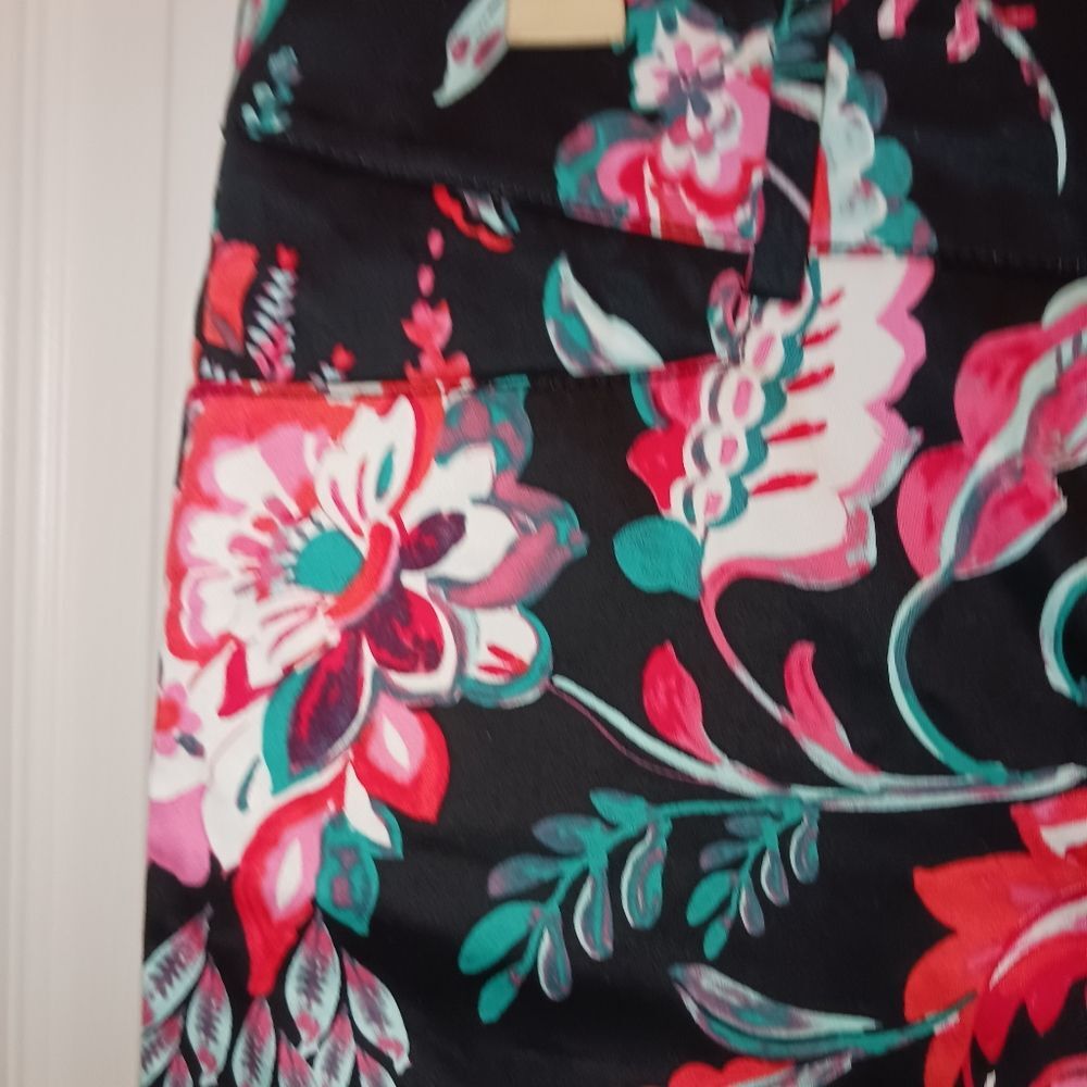EUC 7th Avenue Design Studio New York & Company Women's  Floral Capris S… - Picture 7 of 9